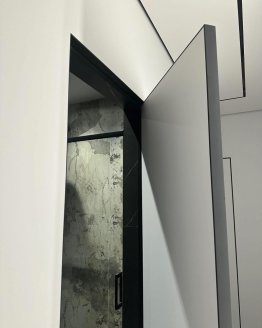 Neviditelné dveře se skrytou zárubní a hliníkovou hranou (Black Edition)