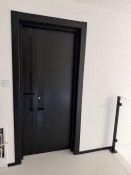 Bezfalcové Interiérové dveře Model K-42 Black s černým sklem Lacobel 