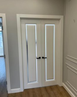 Model PLATINUM 1: Detail, který fascinuje. Konstrukce s efektem „vznášející se“ výplně dodává interiéru lehkost. 