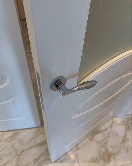 Interiérové dveře ELINA v dekoru Pearl s obložkovou zárubní Prestige