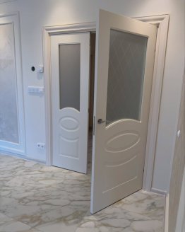 Interiérové dveře ELINA v dekoru Pearl s obložkovou zárubní Prestige