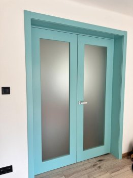 Dvoukřídlé interiérové dveře KREMONA 1 v atypickém odstínu RAL 6027