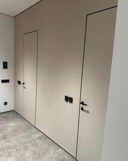 Neviditelné dveře se skrytou zárubní a hliníkovou hranou (Black Edition)