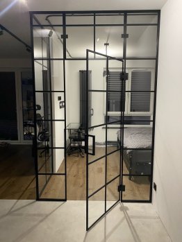 Skleněné dveře a příčky s černým kovovým rámem Skleněné dveře a příčky s černým kovovým rámem