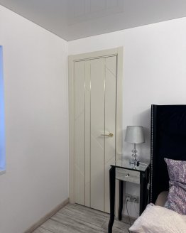 Model dveře FLEX” pearl gold molding se zlatými panty a klikou 