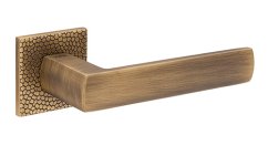 Dveřní klika TUPAI Texture 4161 5SQ/T1 OGS - Bronz česaný matný (textura kamínky)