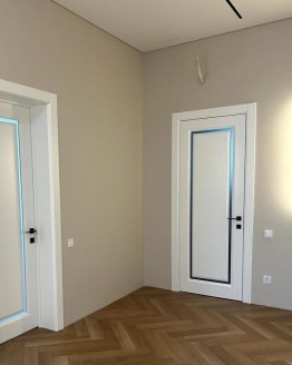 Model PLATINUM 1: Detail, který fascinuje. Konstrukce s efektem „vznášející se“ výplně dodává interiéru lehkost.