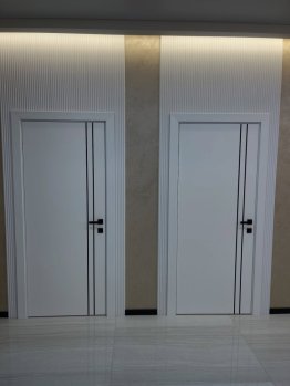 Bílé dveře s černými proužky a černým kováním Bílé dveře s černými proužky a černým kováním