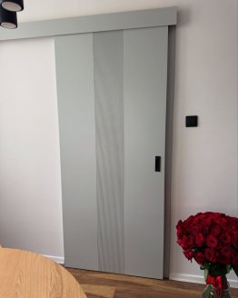 Dveře IVEN 1 v odstínu Light Gray na posuvném systému 