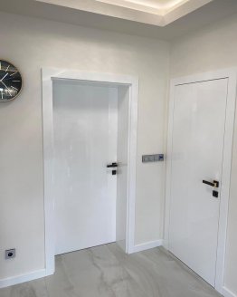 Bezpalcové dveře s vysokým lesklým efektem. Model 1LK. Barva Bilý Lux