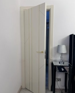 Model dveře FLEX” pearl gold molding se zlatými panty a klikou 