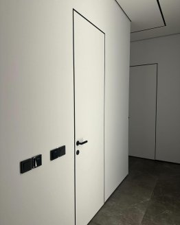 Neviditelné dveře se skrytou zárubní a hliníkovou hranou (Black Edition)