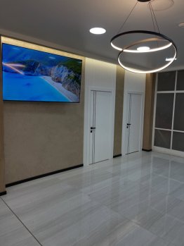 Bílé dveře s černými proužky a černým kováním Bílé dveře s černými proužky a černým kováním