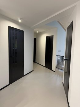 Bezfalcové Interiérové dveře Model K-42 Black s černým sklem Lacobel