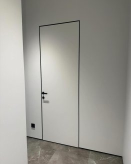 Neviditelné dveře se skrytou zárubní a hliníkovou hranou (Black Edition)