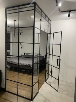 Skleněné dveře a příčky s černým kovovým rámem Skleněné dveře a příčky s černým kovovým rámem