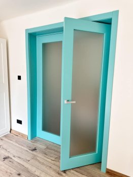 Dvoukřídlé interiérové dveře KREMONA 1 v atypickém odstínu RAL 6027 